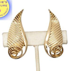 Vintage 1950s Signed Napier Goldtone Leaves Clip Earrings
